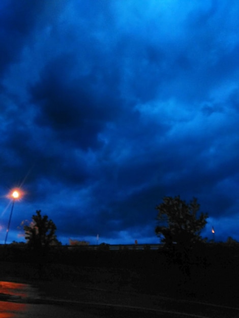 Photo low angle view of dramatic sky