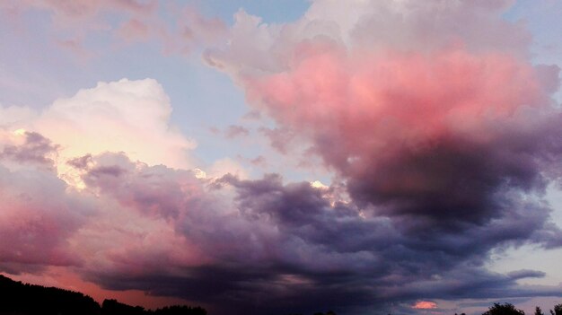 Photo low angle view of dramatic sky