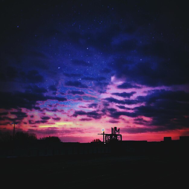 Foto vista a basso angolo del cielo drammatico