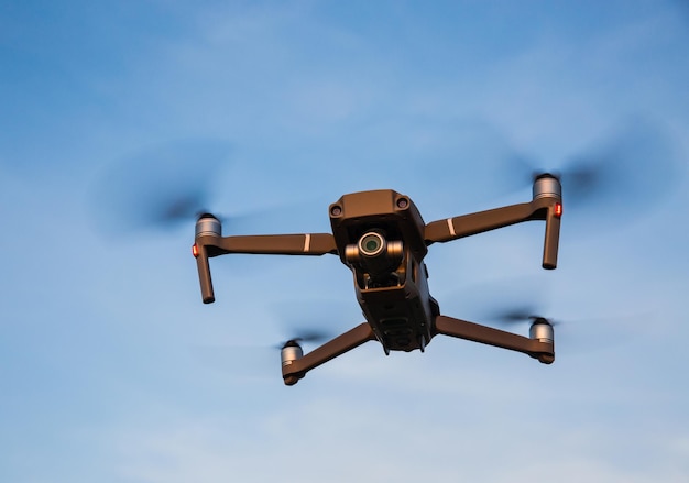 Foto vista a bassa angolazione di un drone che vola contro il cielo