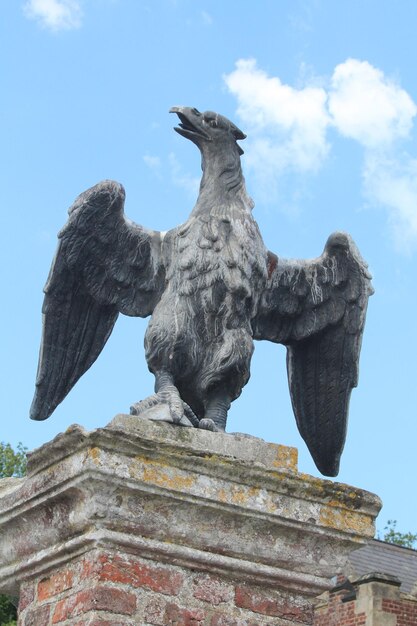 Photo low angle view of eagle statue against sky