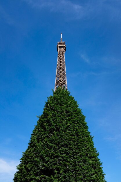 Photo low angle view of eiffel tower against blue sky