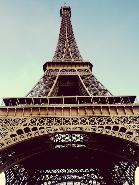 明るい空を背景にエッフェル塔の低角度の景色