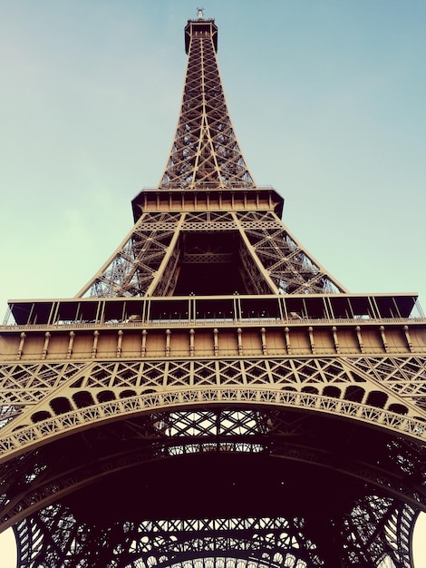 Foto vista a bassa angolazione della torre eiffel contro un cielo limpido