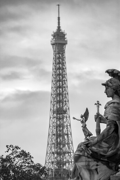 Foto vista a bassa angolazione della torre eiffel contro un cielo nuvoloso