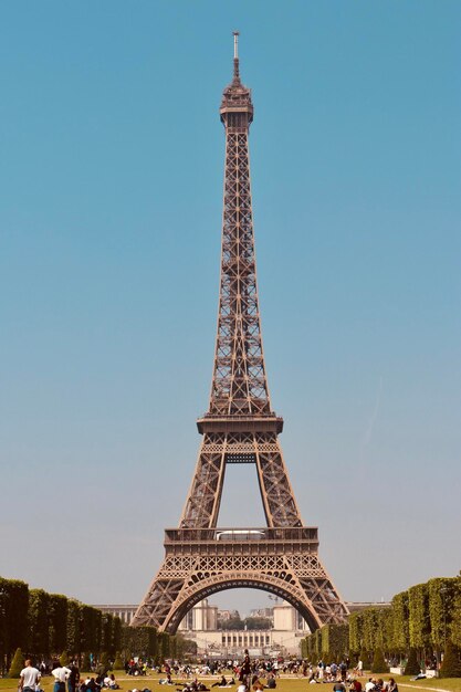 하늘을 배경으로 에펠탑의 낮은 각도 시각