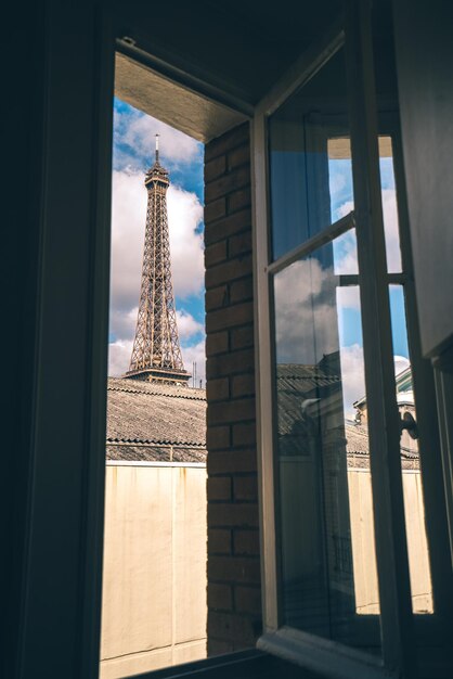 Foto vista a basso angolo della torre eiffel vista attraverso una finestra