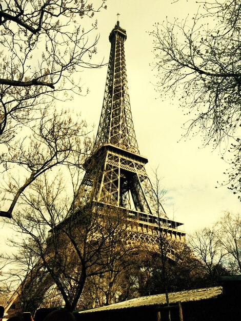 Photo low angle view of eiffel tower