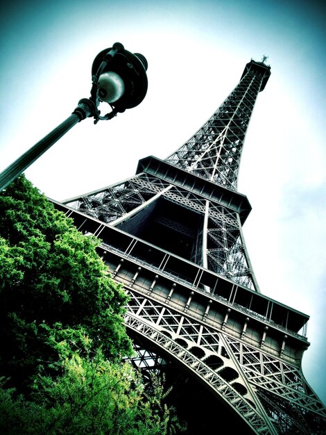 Foto vista a bassa angolazione della torre eiffel