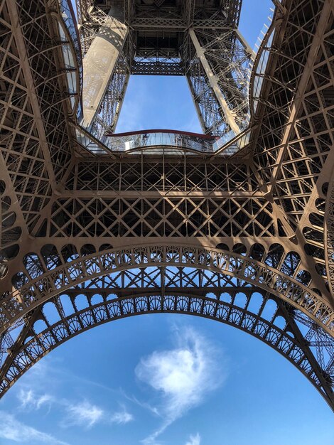 Photo low angle view of eiffeltower