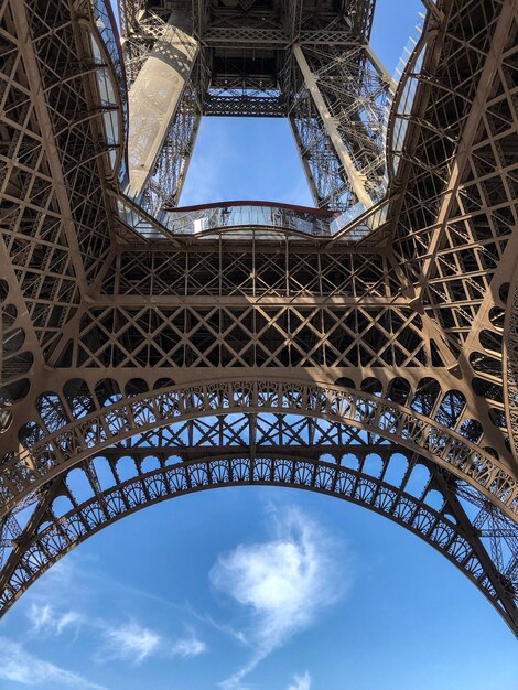 Foto vista a bassa angolazione della torre eiffel