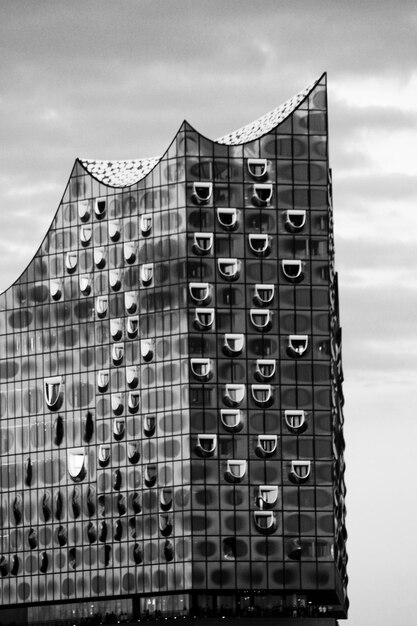 Foto vista a bassa angolazione dell'elbphilharmonie contro il cielo