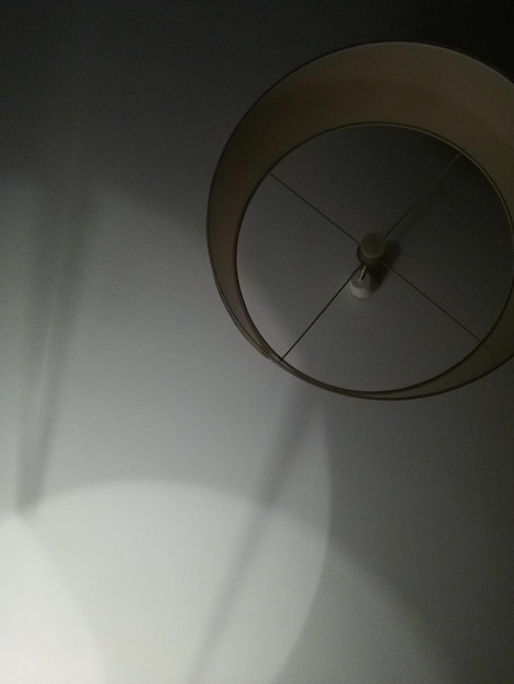 Foto vista a basso angolo di una lampada elettrica contro il cielo