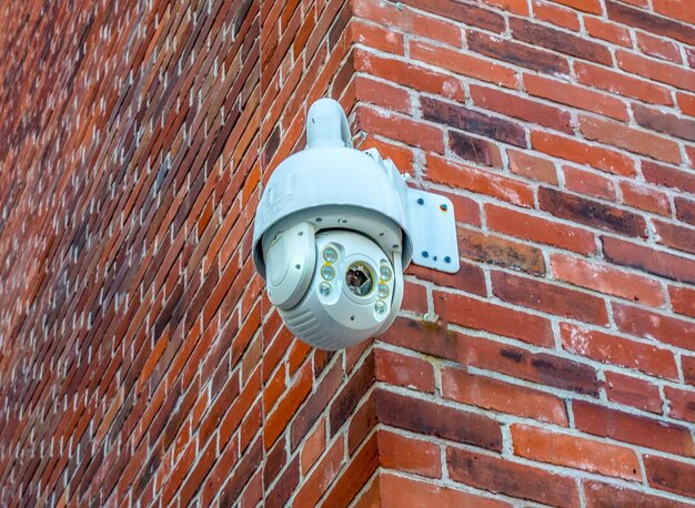 Photo low angle view of electric lamp on brick wall