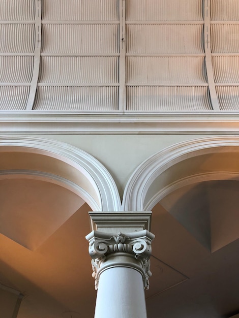 Foto vista a basso angolo della lampada elettrica sull'edificio