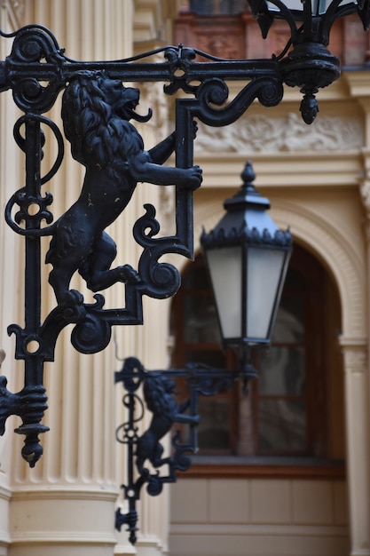 Photo low angle view of electric lamp hanging on building