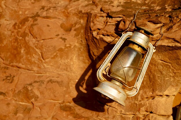 Foto vista ad angolo basso della lampada elettrica a parete