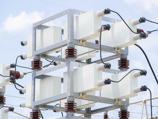 Photo low angle view of electrical equipment against sky
