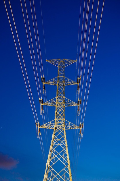 Photo low angle view of electricity pylon against blue sky
