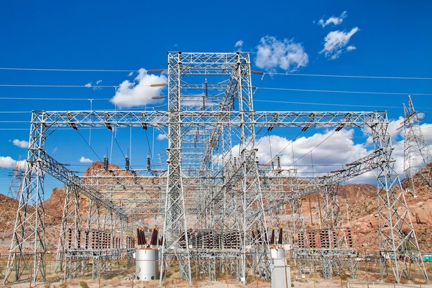 Photo low angle view of electricity pylon against blue sky