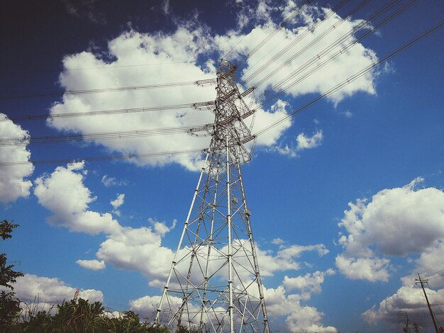 Photo low angle view of electricity pylon against blue sky