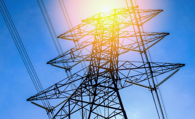 Photo low angle view of electricity pylon against clear blue sky