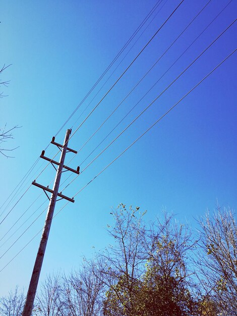 Photo low angle view of electricity pylon against clear blue sky