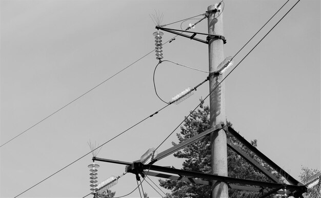 Foto vista a bassa angolazione del pilone elettrico contro un cielo limpido