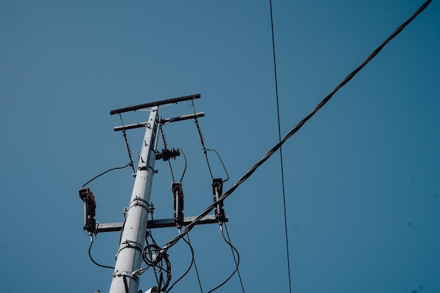 明るい空を背景に電気柱の低角度の視点