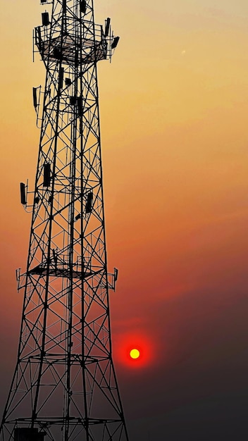 夕暮れの空に照らされた電力柱の低角度の景色