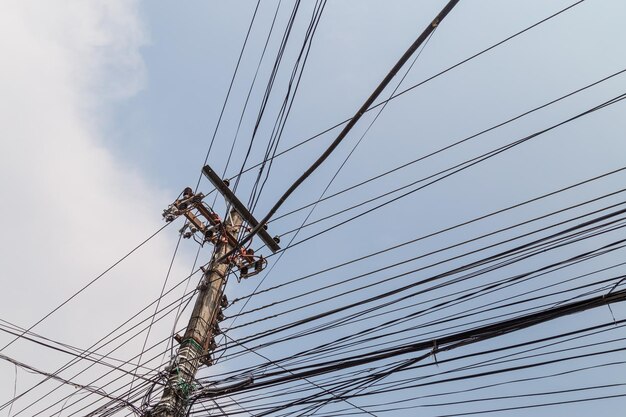 Foto vista a bassa angolazione del pilone elettrico contro il cielo