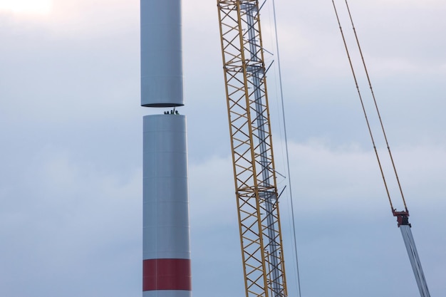 Foto vista a basso angolo del pilastro elettrico contro il cielo