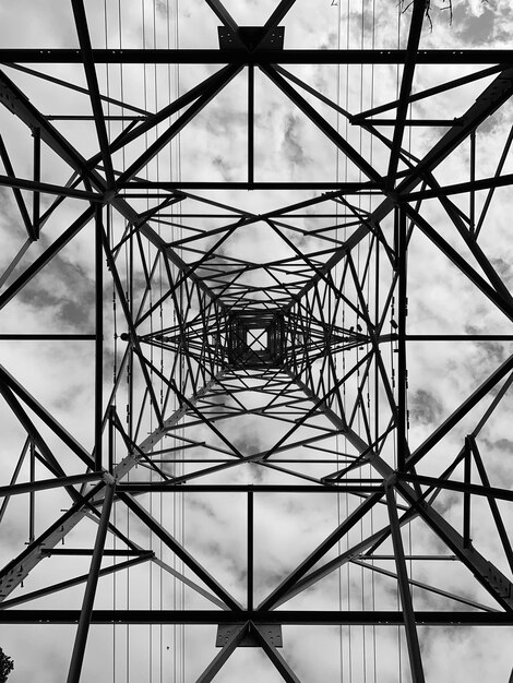 Photo low angle view of electricity pylon against sky