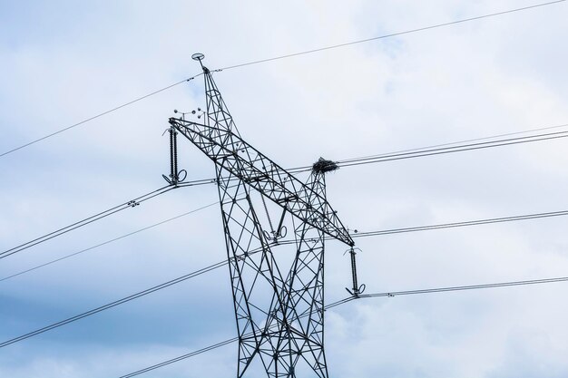 Photo low angle view of electricity pylon against sky