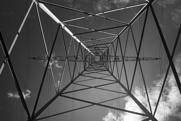 Foto vista a basso angolo del pilastro elettrico contro il cielo