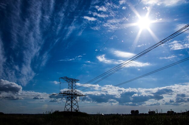 空に照らされた電気柱の低角度の視点