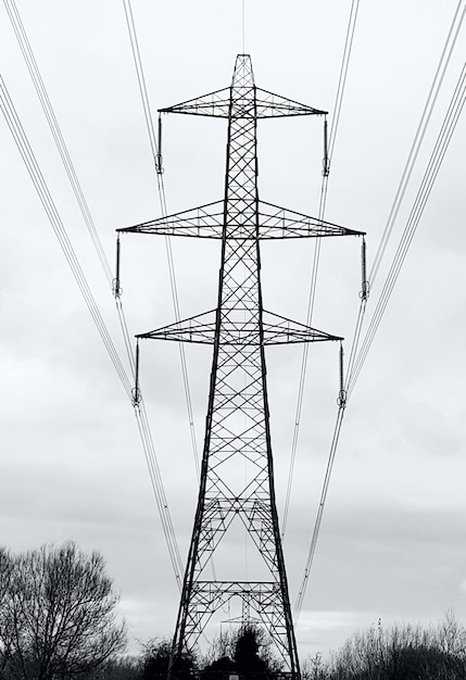 Photo low angle view of electricity pylon against sky