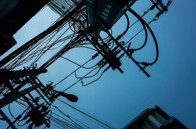 Photo low angle view of electricity pylon against sky