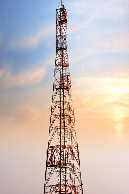 Photo low angle view of electricity pylon against sky