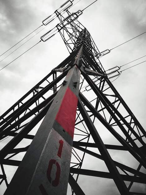 Photo low angle view of electricity pylon against sky