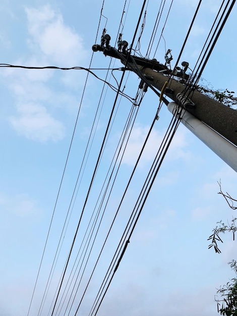 Photo low angle view of electricity pylon against sky