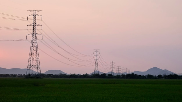 Photo low angle view of electricity pylon on field against sky