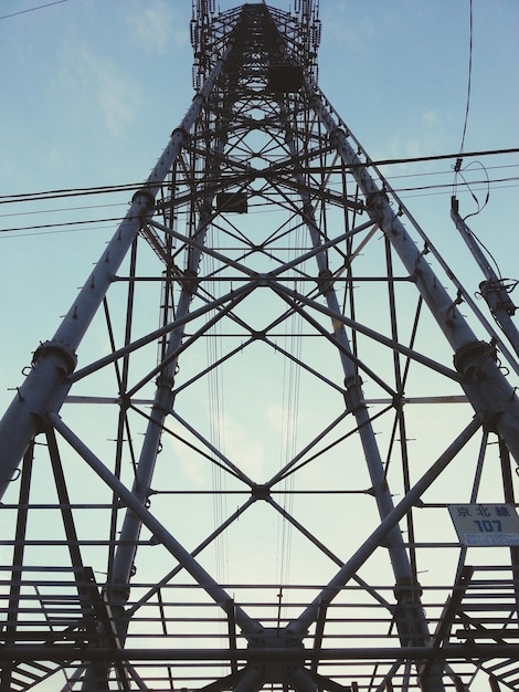 Photo low angle view of electricity pylon