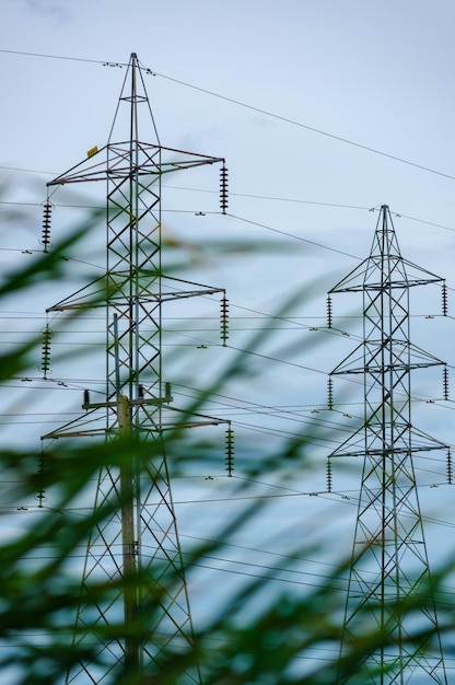 空に照らされた電気柱の低角度の視点