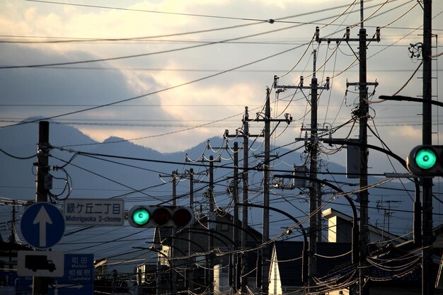 空に照らされた電力柱の低角度の眺め