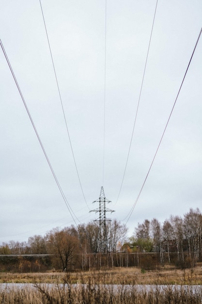 Photo low angle view of electricity pylons against sky