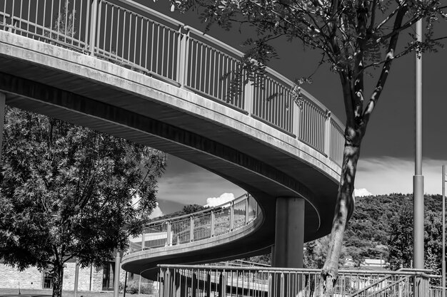 Photo low angle view of elevated bridge