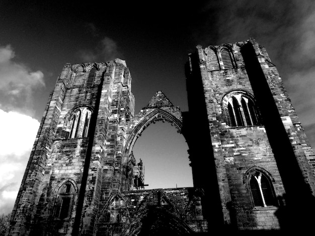 Foto vista a bassa angolazione della cattedrale di elgin contro il cielo