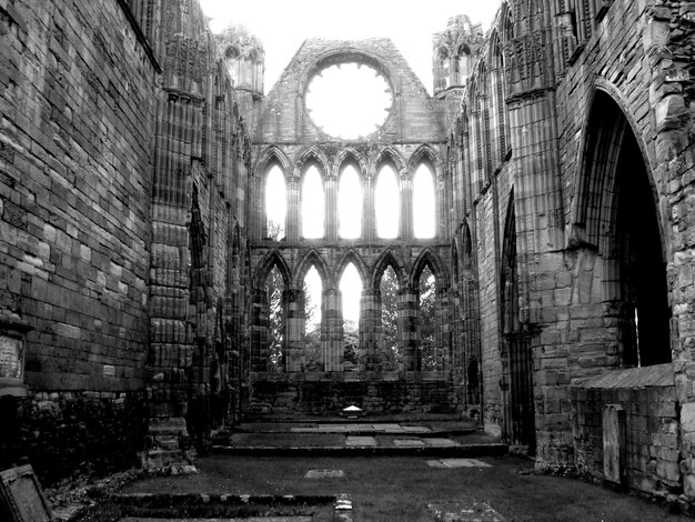 Foto vista a bassa angolazione della cattedrale di elgin