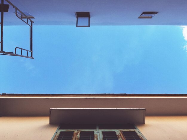 Photo low angle view of empty chairs against blue sky